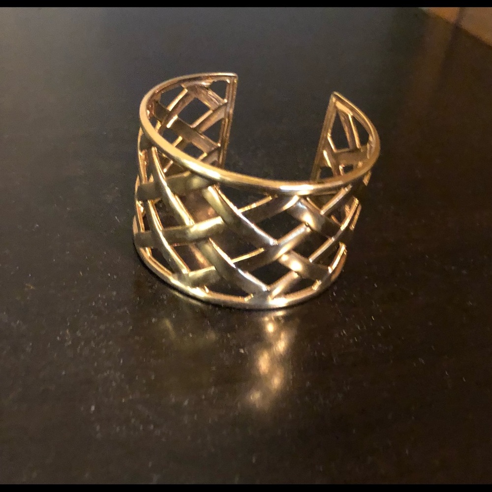 🌹Gold tone cuff was a gift not much info fits 6.5
